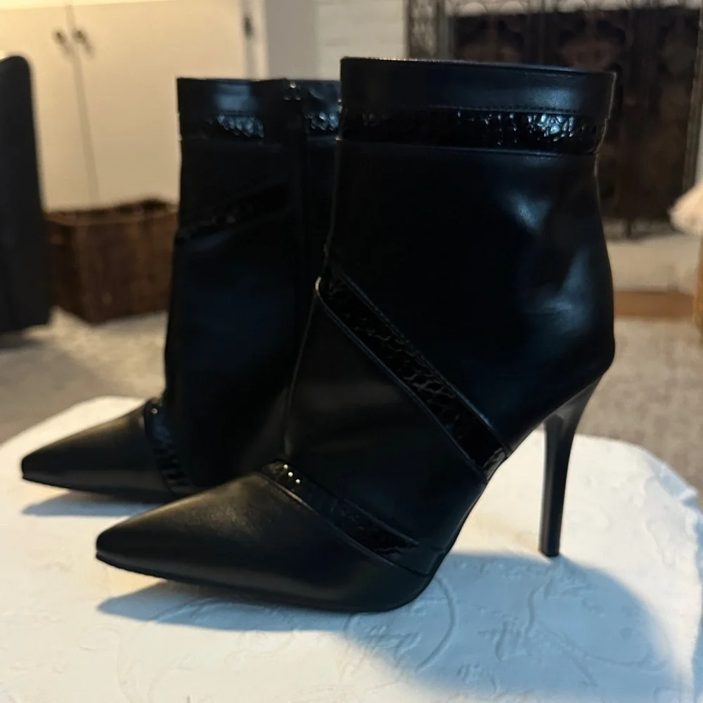 Faux Leather Black Ankle Boots Size 8.5 - Picture 1 of 7